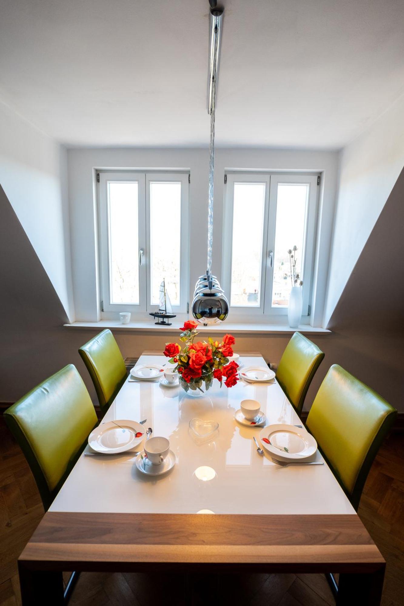 Doppelhaus- Villa Leipzig Schleussig , Moderner Altbau Apartment Dachetage Mit 2 Schlafzimmern Und Separatem Zusatzzimmer , Parkplatz - Balkon - Kamin - Eicheparkett - Arbeitsplatz Exterior foto